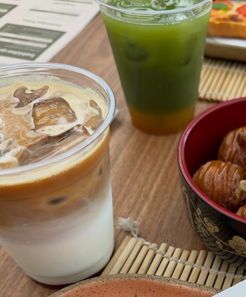 Café gelado com leite e Maracutchá sobre a mesa